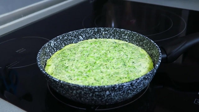 Малокалорийная лепешка с творогом и зеленью на сковороде