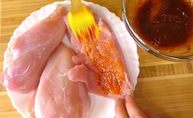 Как приготовить пастрому из куриных грудок в духовке?