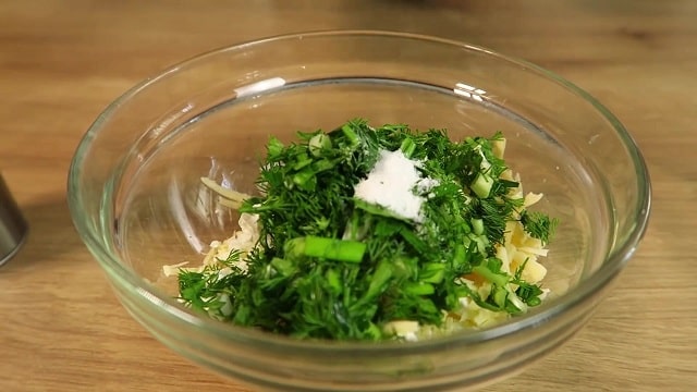 Малокалорийная лепешка с творогом и зеленью на сковороде