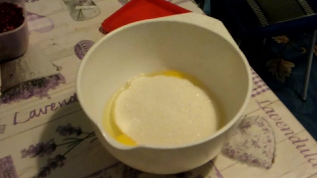 Пирог с брусникой на кефире в духовке «Трухлявый пень»